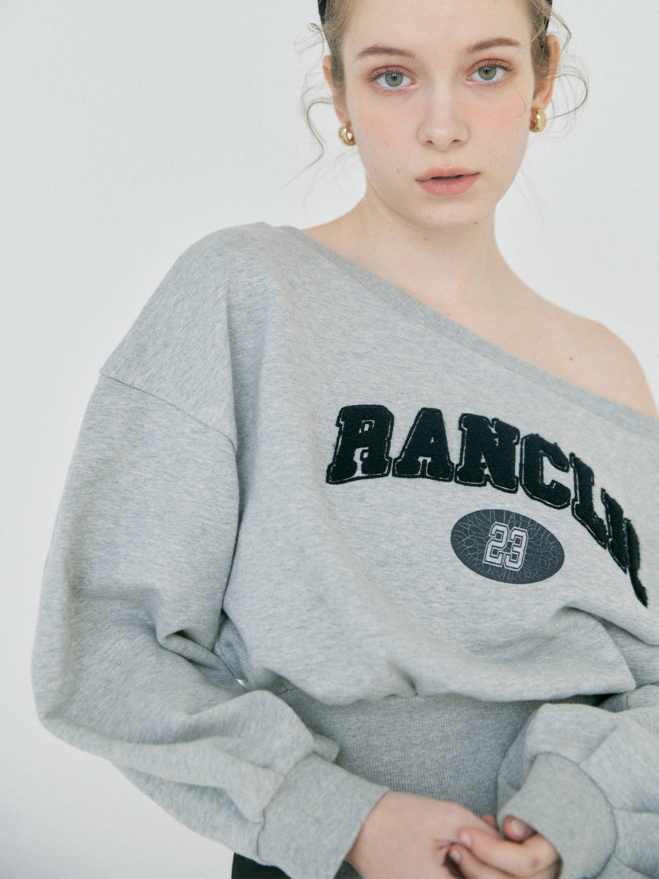 【2/12 OPEN】Off shoulder flocked logo sweat